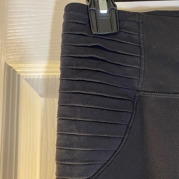 Lululemon crop leggings with cuffs - Picture 6 of 6